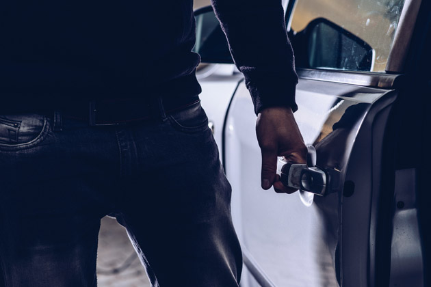 homem prestes a Bater a porta do carro