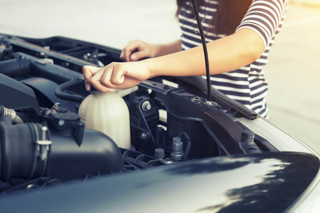 Mulher deixando o carro ferver