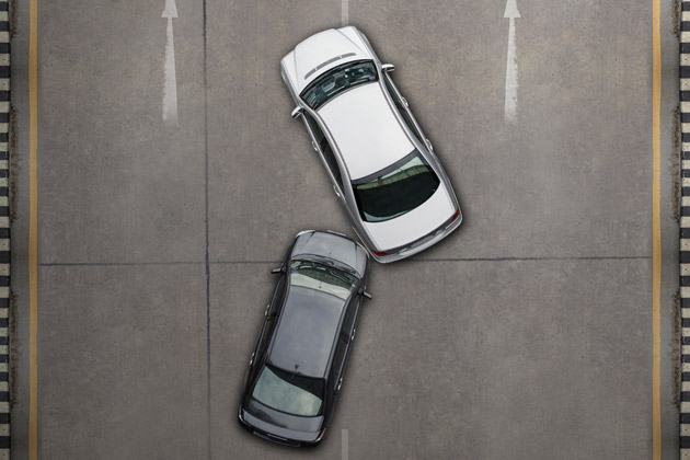 Na imagem, dois carros colidem. Veja o que fazer em casos de acidente na estrada.