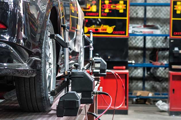 Carro na oficina fazendo alinhamento e balanceamento
