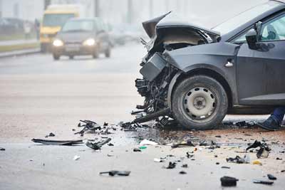 carro amassado na estrada após batida de carro