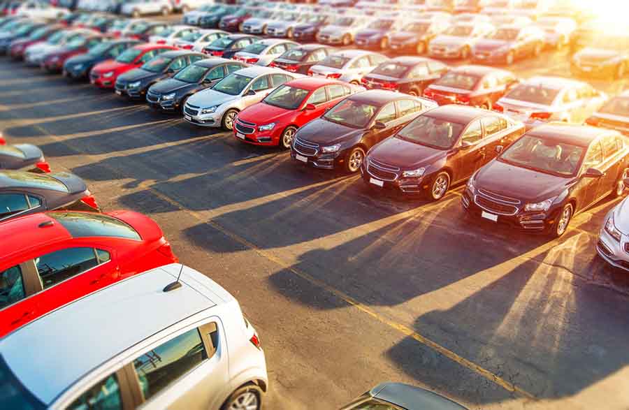 Carros mais vendidos: na imagem pode-se ver carros de diferentes modelos e cores