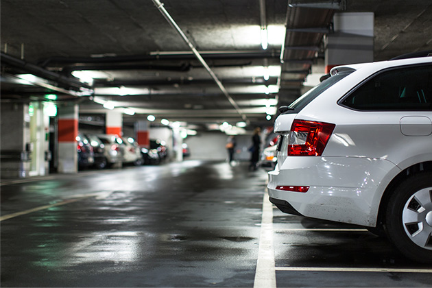 Estacionar na garagem é uma das maneiras de como conservar a pintura do carro. Veja mais dicas!