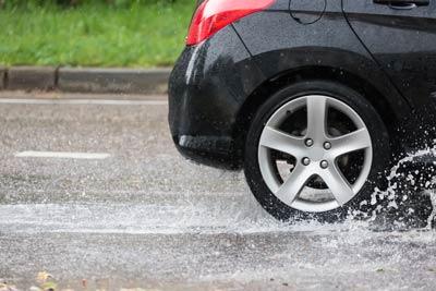 Dirigir na chuva – imagem de meio 2