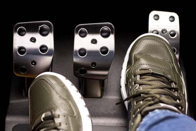 tênis nos pedais do carro