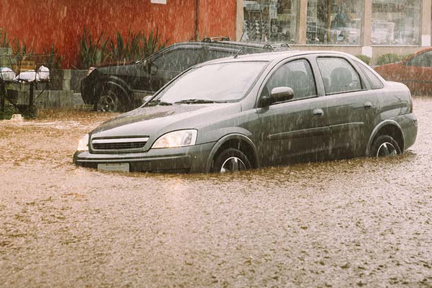 Carro inundado em alagamento