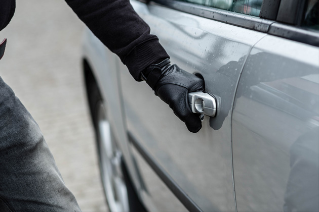 Vemos um assalto ao carro. A cooperativa de proteção veicular protege contra isso.
