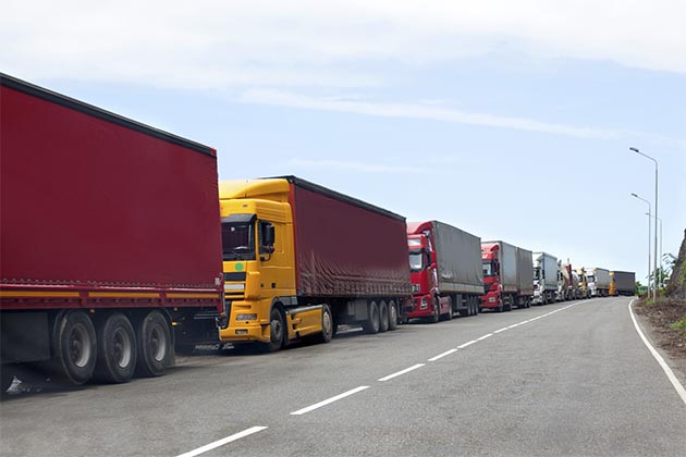Vemos caminhões trafegando com o limite de peso permitido. Conheça as novas leis de trânsito!