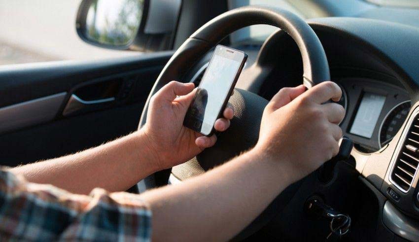celular não ajuda trânsito seguro