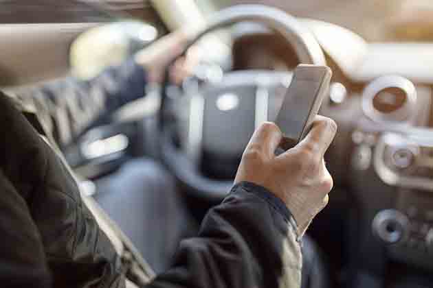 leis de trânsito dizem que não se po utilizar celular enquanto dirige
