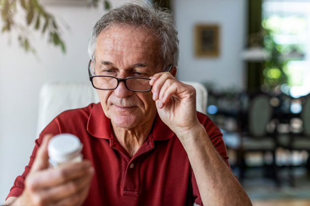 Vemos um homem com remédio na mão. Saiba se é permitido misturar remédios e direção!