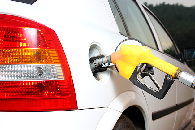 Observamos um carro que está sendo abastecido. Conheça os riscos de rodar com o tanque na reserva!