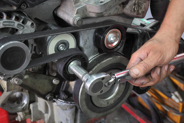 profissional mexendo no torque e potência