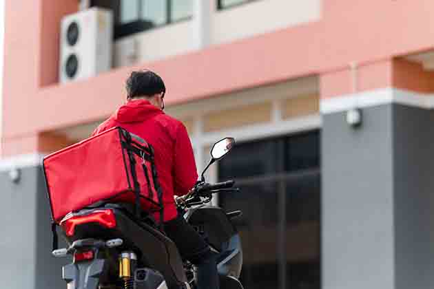 Motoboy checando os aplicativos de mototáxi