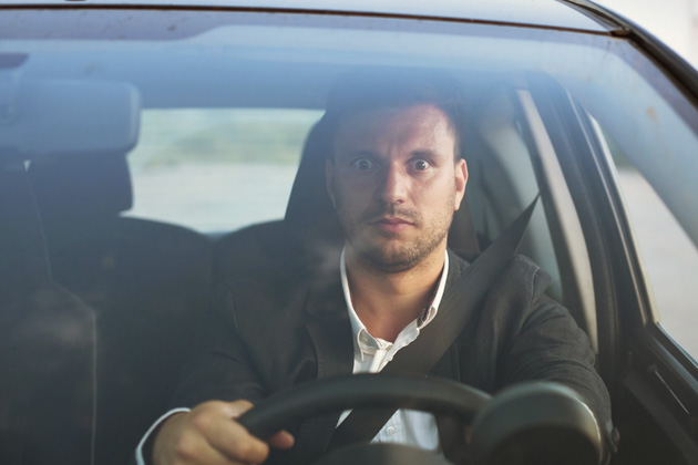 motorista tenso com volante tremendo ao dirigir
