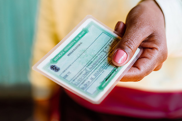 Vemos documentos. Eles devem ser apresentados para fazer a transferência de veículo.