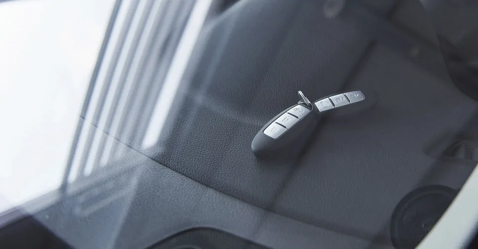 Chave dentro do carro podendo ser visualizada através do para-brisa