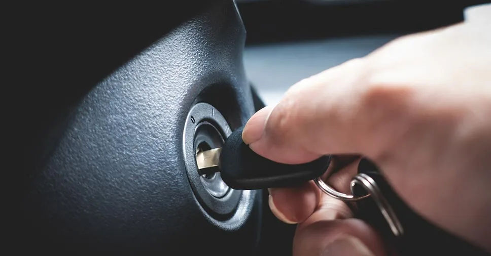 Sistema de ignição: chave do carro dando ligando a ignição