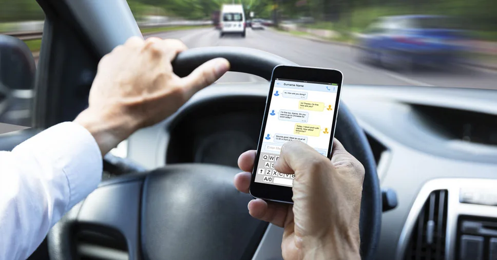 motorista fazendo uso do celular ao volante