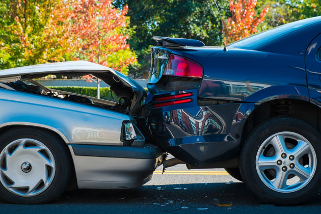 colisão traseira entre dois veículos