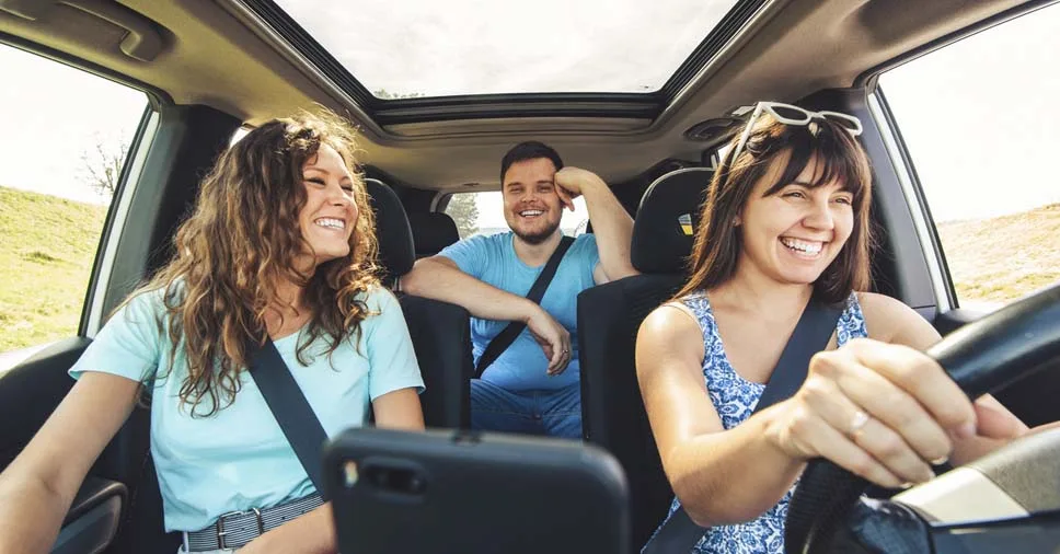 amigos indo para viagem de Ano Novo