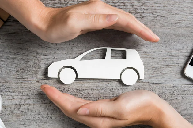 ilustração de carro branco em miniatura cercado por mãos