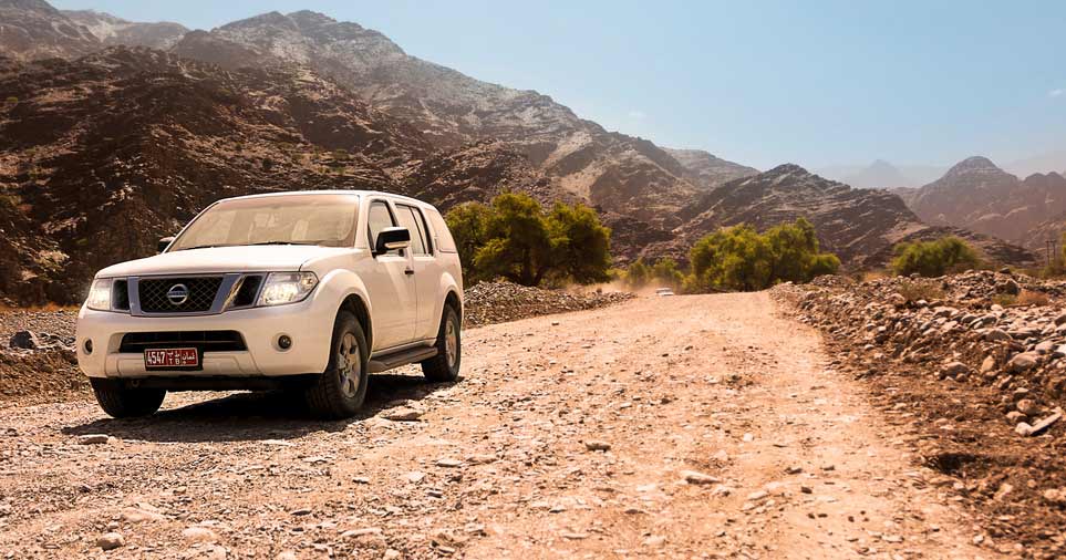 dirigir em estrada de terra