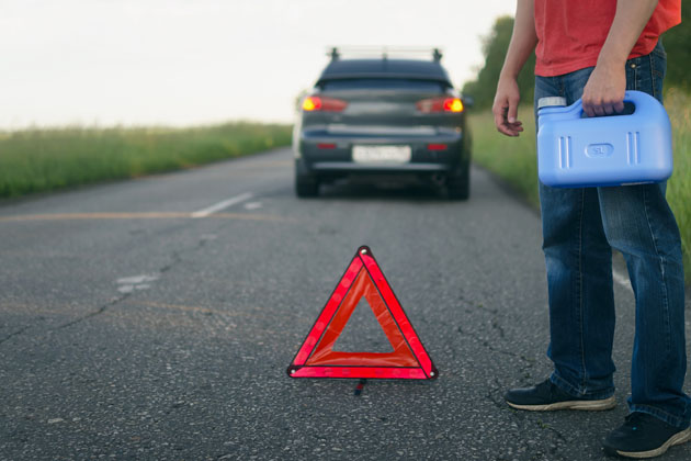 carro parado na estrada porque o combustível acabou