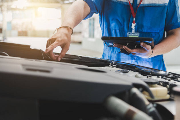 Profissional evitando do carro ferver