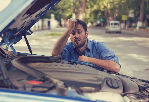 Homem sofrendo com a pane elétrica no veículo