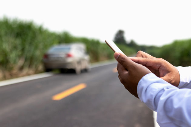 Pessoa chamando socorro para resolver a pane elétrica