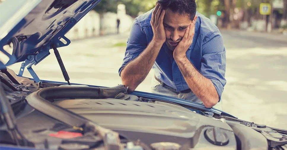 Homem frustrado com a pane elétrica