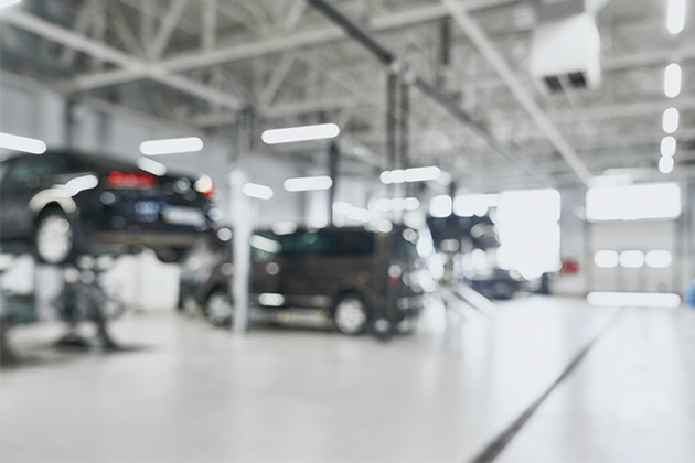 Dois carros pretos parados e um suspenso - rebaixamento de carro