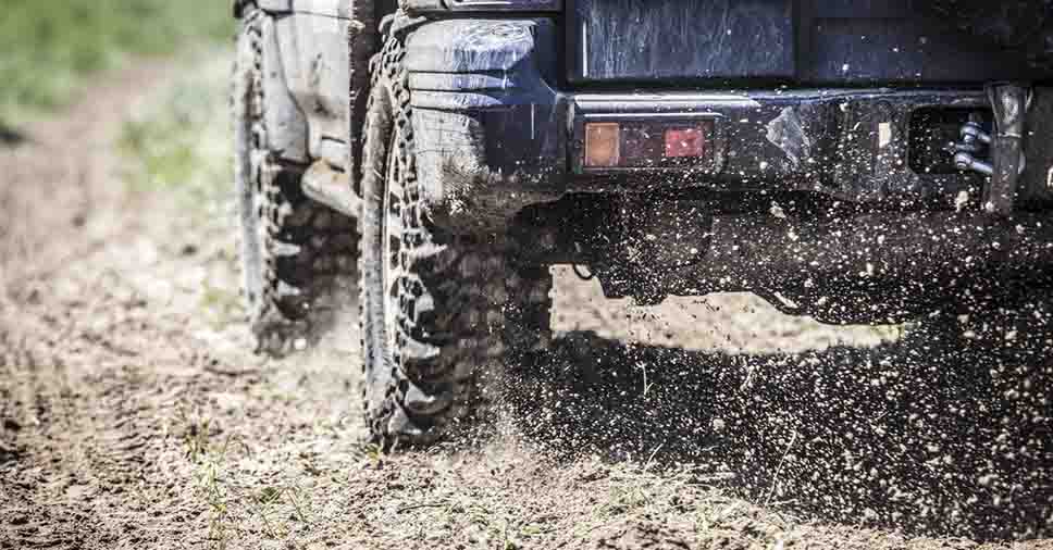 Saiba o passo a passo para retirar o carro atolado