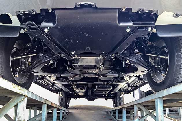 Carro suspenso na oficina fazendo alinhamento e balanceamento