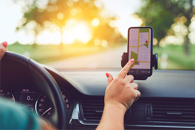 Na imagem vemos um motorista de aplicativo verificando a rota.