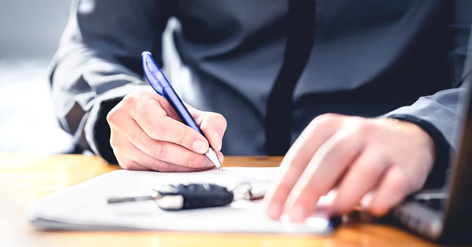 Na imagem vemos uma pessoa decidida a contratar uma cooperativa de proteção veicular.