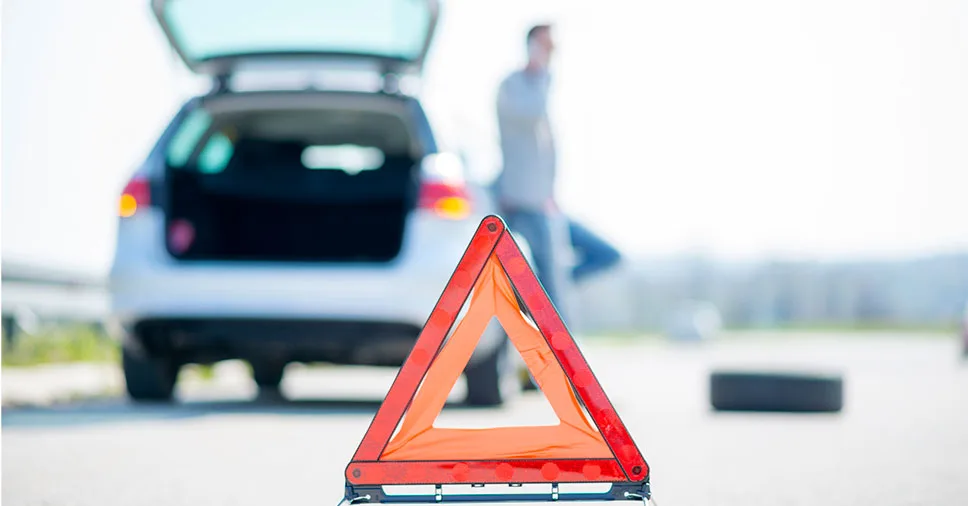 Vemos uma pessoa que sabe como usar o triângulo de sinalização da maneira correta. Saiba também!