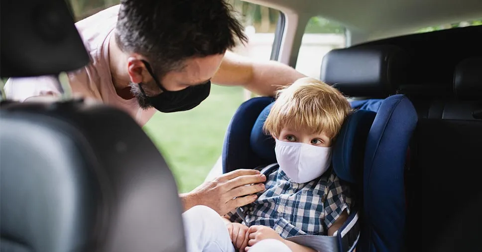 Na imagem vemos um homem que sabe como transportar crianças com segurança. Aprenda também!