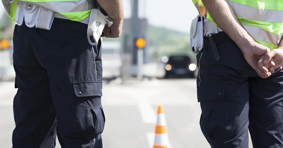 Vemos guardas de trânsito no trabalho. Saiba quais as novas leis de trânsito e evite ser abordado!