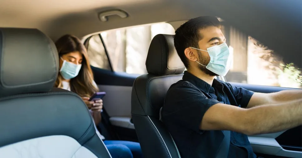 Vemos pessoas dentro do veículo. Veja dicas para cuidar melhor do carro!